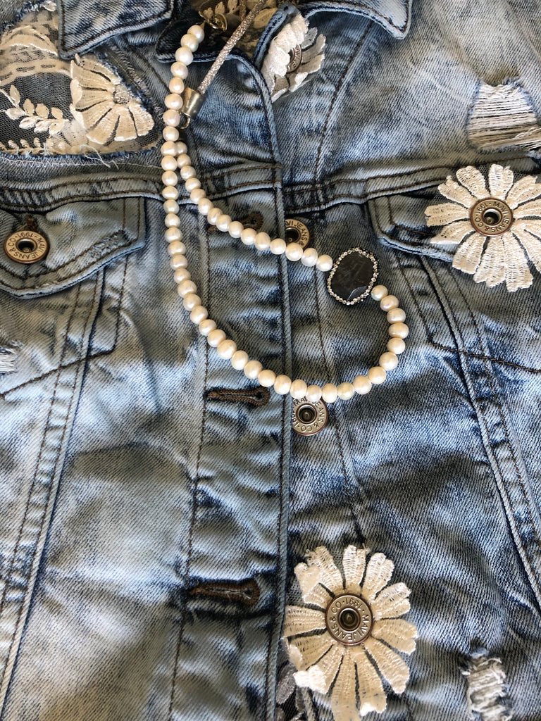 Pearl necklace with a labradorite stone decorated with tiny crystals